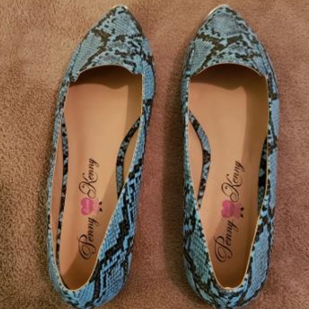 NWOT-Blue lizard look flats